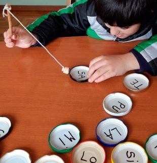 nene con tapitas con letras