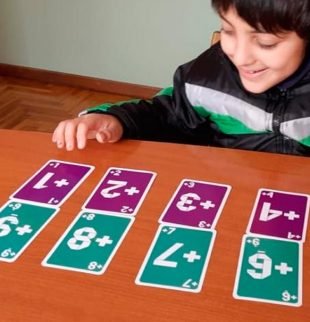nene con cartas